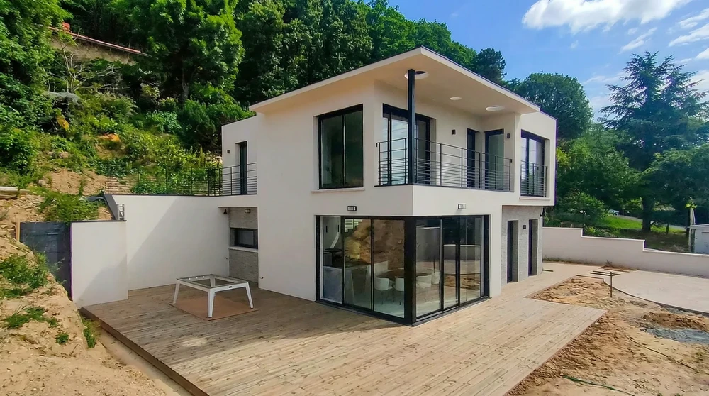 Maison contemporaine neuve à deux niveaux, façade enduit blanc, menuiseries aluminium noir, vitrage grand format