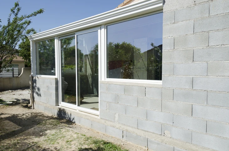 Bâtiment délabré pour la rénovation de la façade