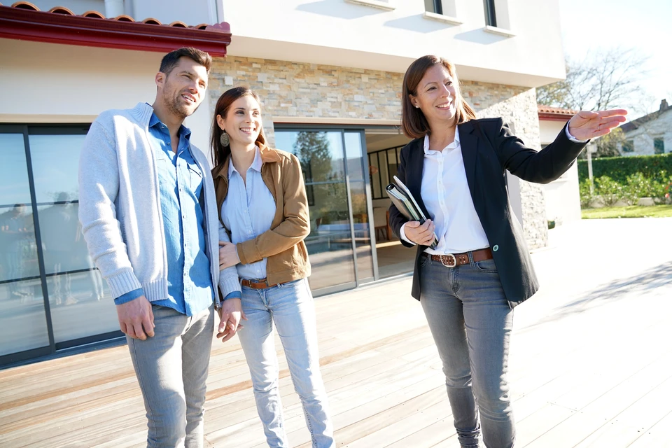 Scène extérieure devant maison moderne avec terrasse en bois