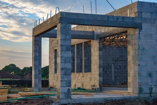 Chantier de construction extérieur avec ouvrier en arrière-plan