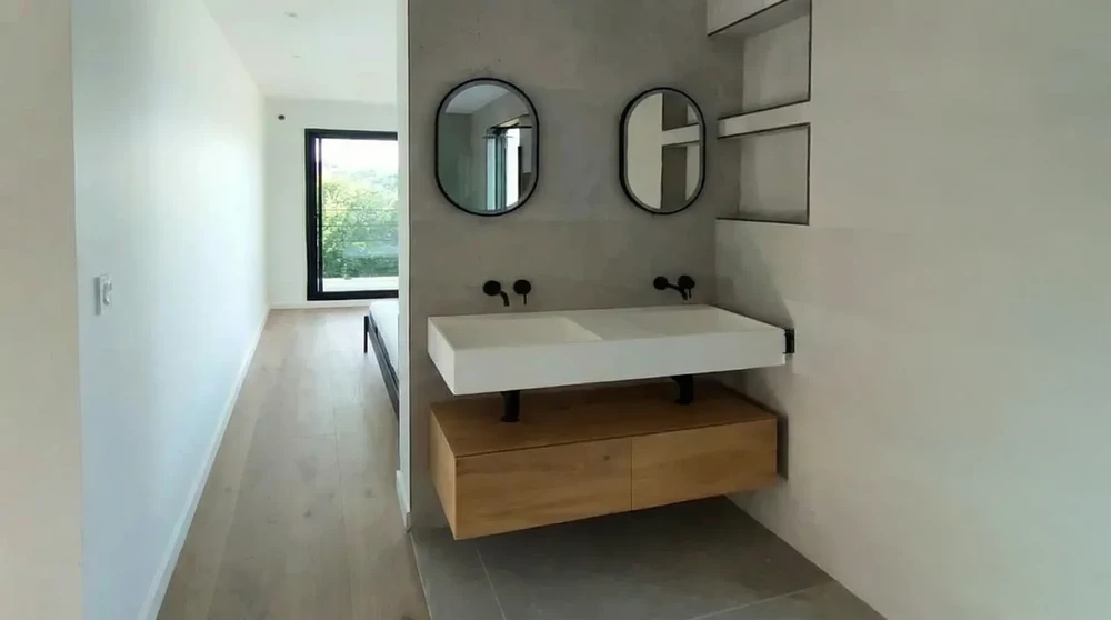 Salle de bains moderne ouverte sur une chambre