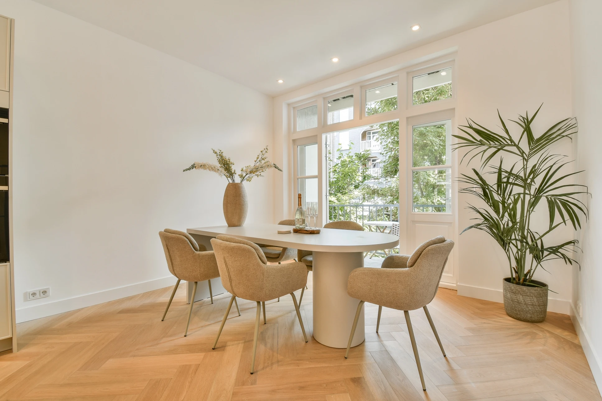 Intérieur résidentiel avec artisan installant du parquet flottant