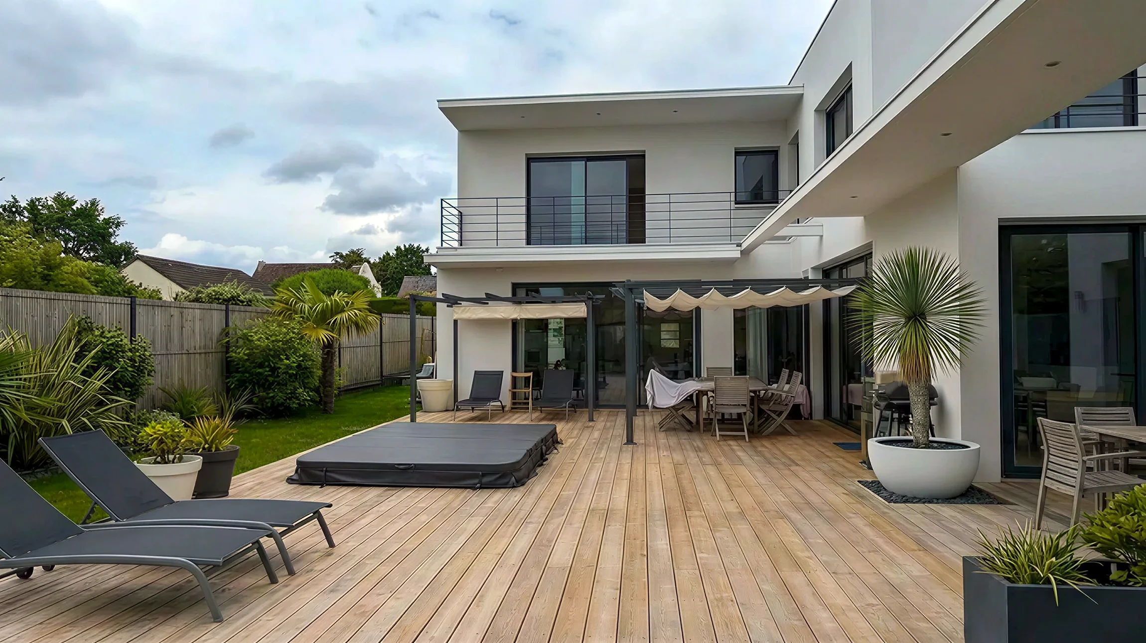 Maison individuelle contemporaine avec terrasse couverte et jardin paysager